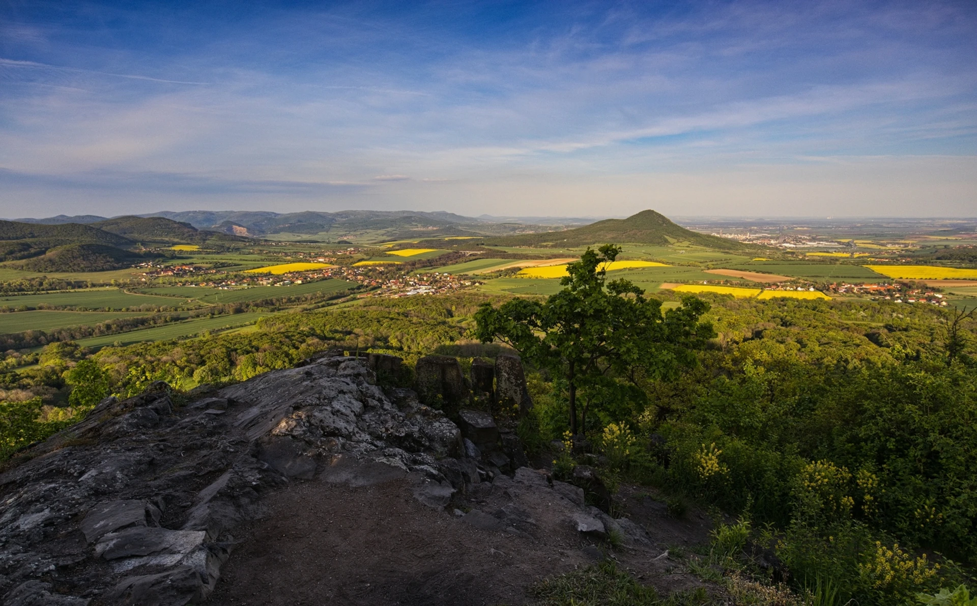 Rozhled z vrchu Ostrý