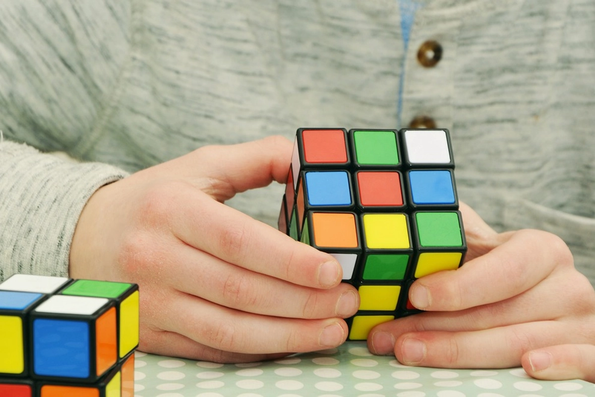 Algoritmus vítězí nad Rubikovou kostkou. Složíte ji i za 6 vteřin