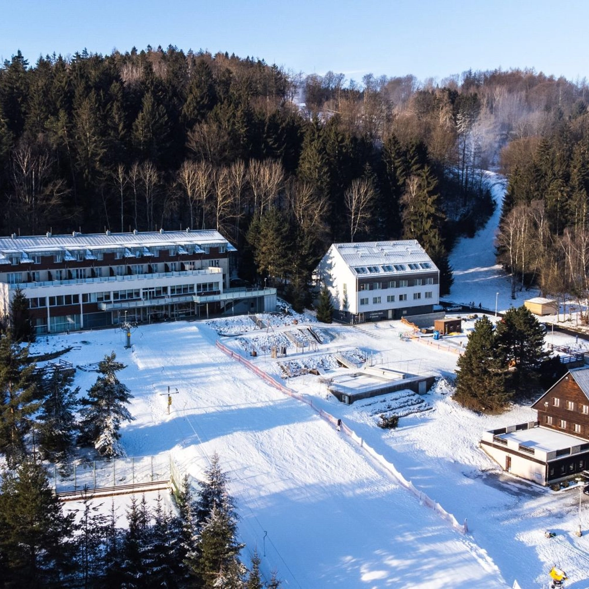 Lyžařská sezona 2025/26 už klepe na dveře - vůbec prvním areálem, který se letos otevře, bude opět středočeský Monínec. 