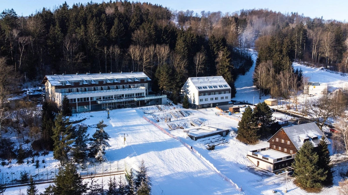 Lyžařská sezona 2025/26 už klepe na dveře - vůbec prvním areálem, který se letos otevře, bude opět středočeský Monínec. 