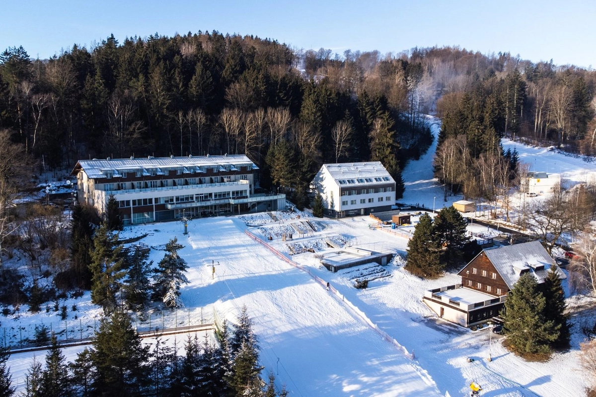 Lyžařská sezona 2025/26 už klepe na dveře - vůbec prvním areálem, který se letos otevře, bude opět středočeský Monínec. 