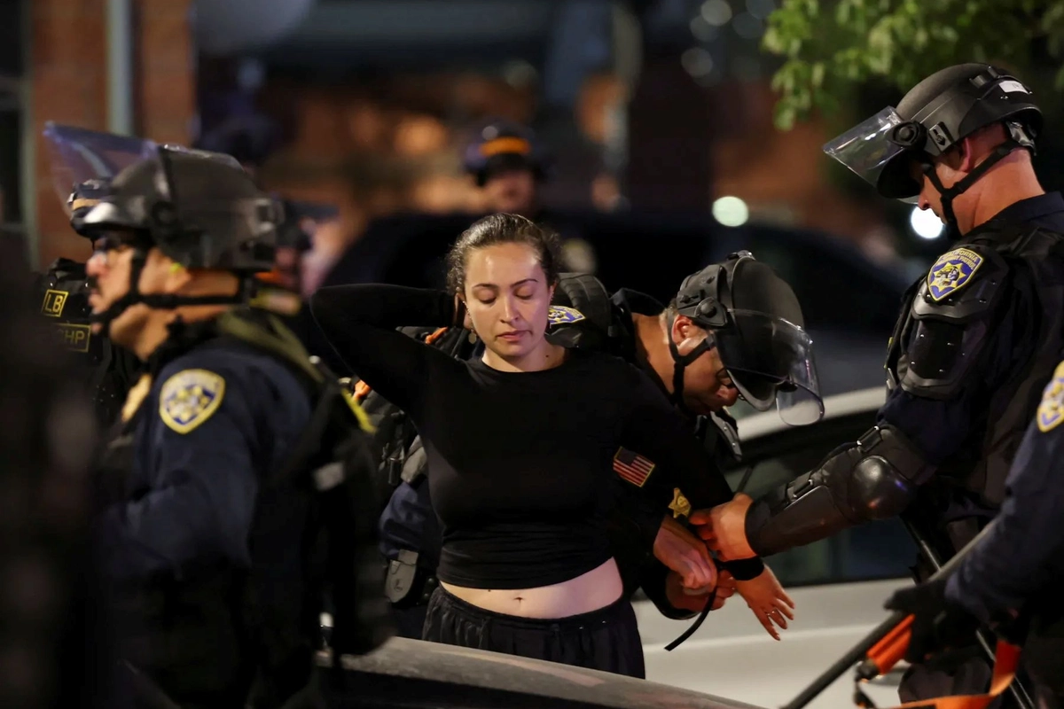 Policie v Los Angeles zahájila hromadné zatýkání v rámci vynucování nočního zákazu vycházení