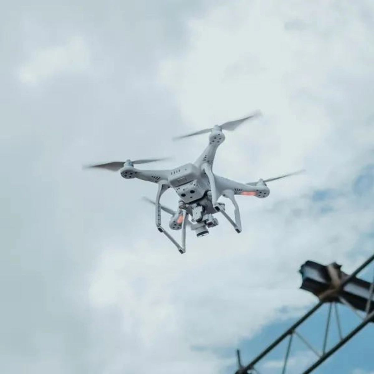 V Česku rostou počty incidentů, kdy amatérští piloti dronů přelétávají nad vojenskými nebo strategickými objekty