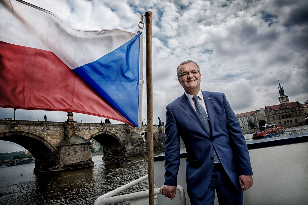 "Řekněme všichni naléhavě svým politikům, že trváme na dodržení jejich slibu," burcuje Kalousek