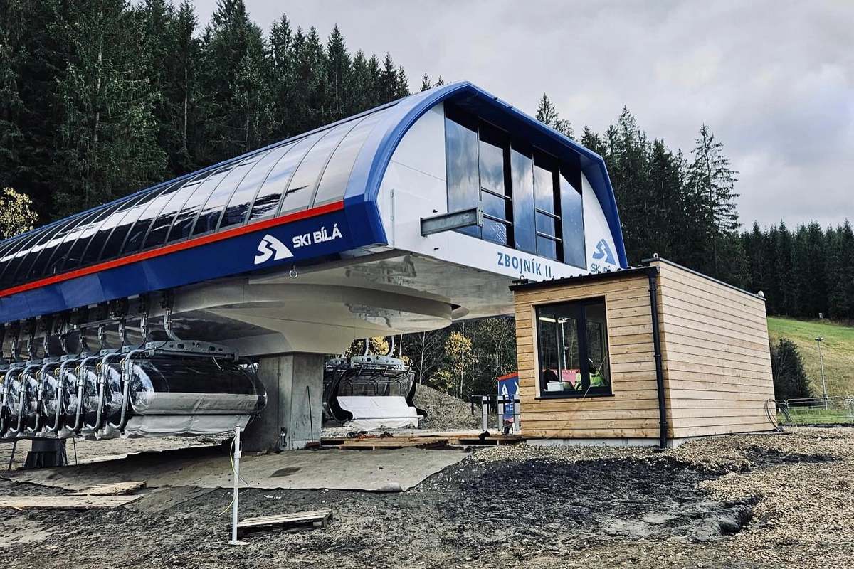 Nejtěžší na výstavbě nové lanovky jsou dokončovací práce, říká zástupce SKI areálu Bílá