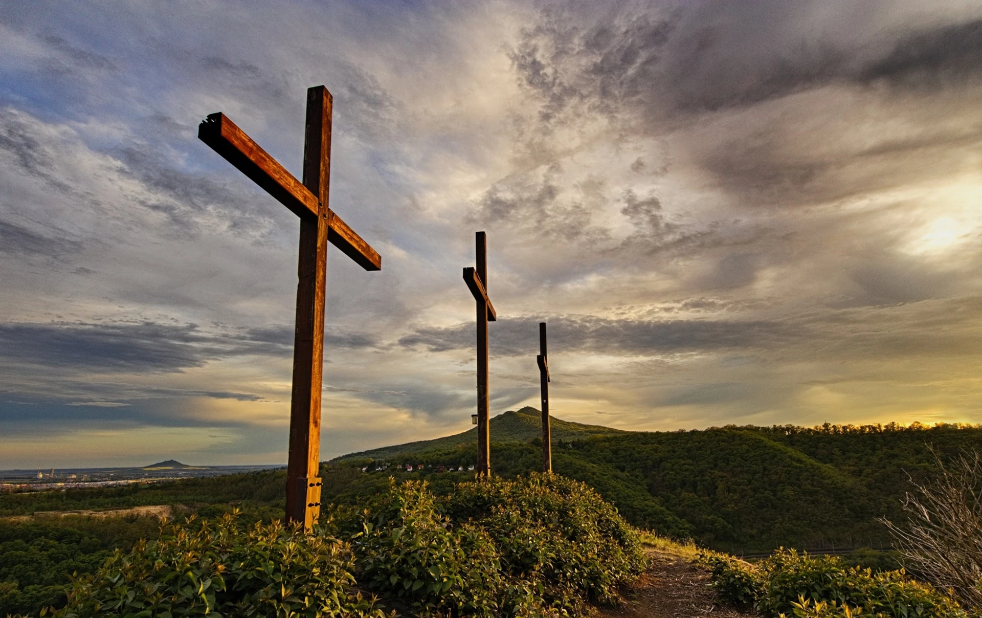 Vyhlídka Tři kříže v oparu saharského písku