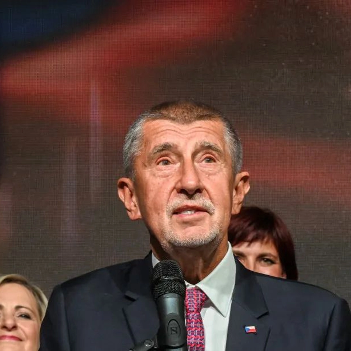 Pár dní po volbách se rýsuje nová vládní koalice pod vedením Andreje Babiše. Motoristé a SPD usilují o ministerské posty