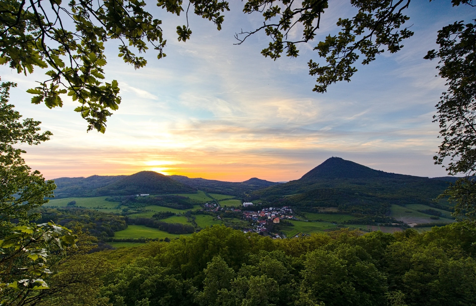 Milešovka při zapadajícím slunci