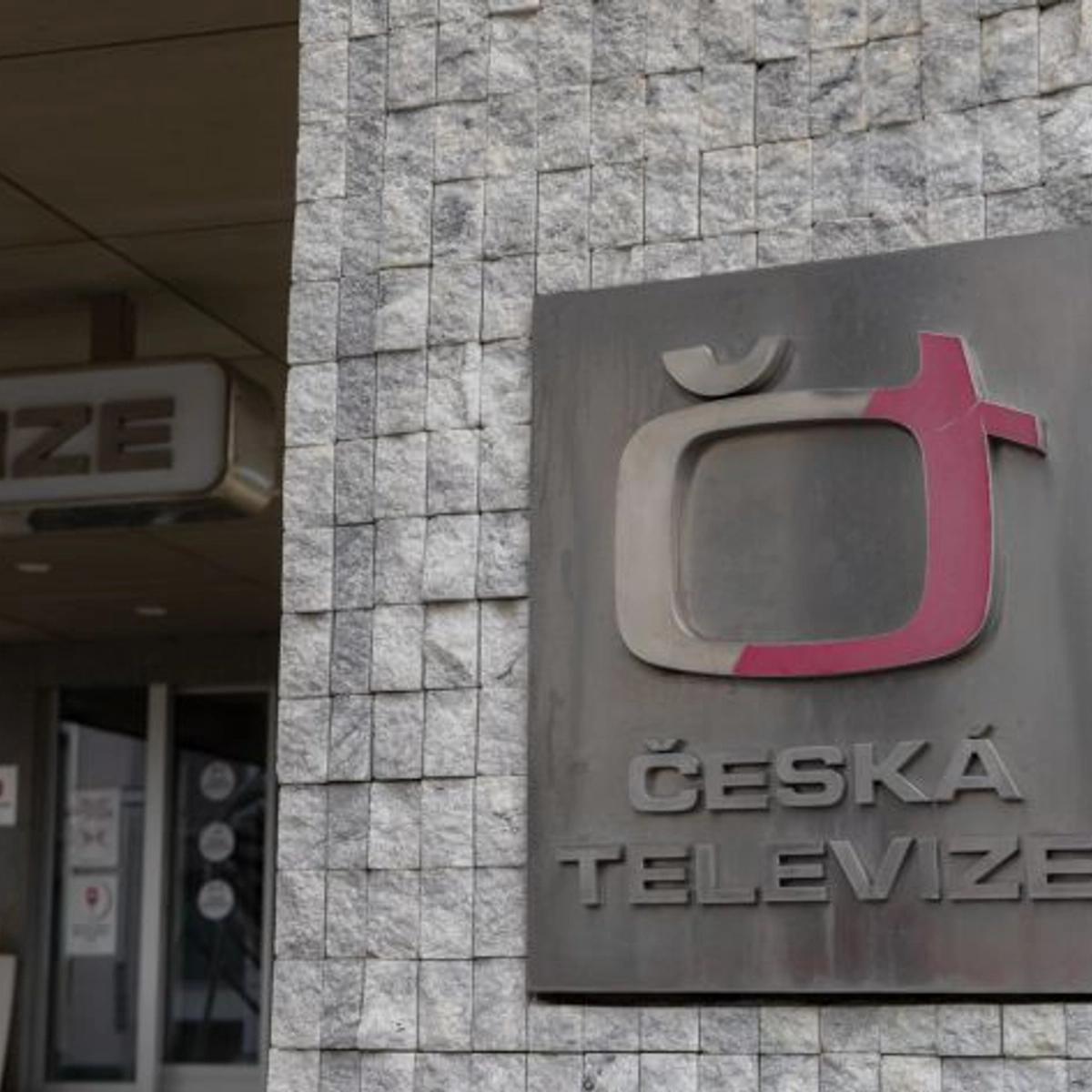 Od května platí za Českou televizi všichni, kdo vlastní mobil, tablet nebo počítač – tedy i bez televizoru