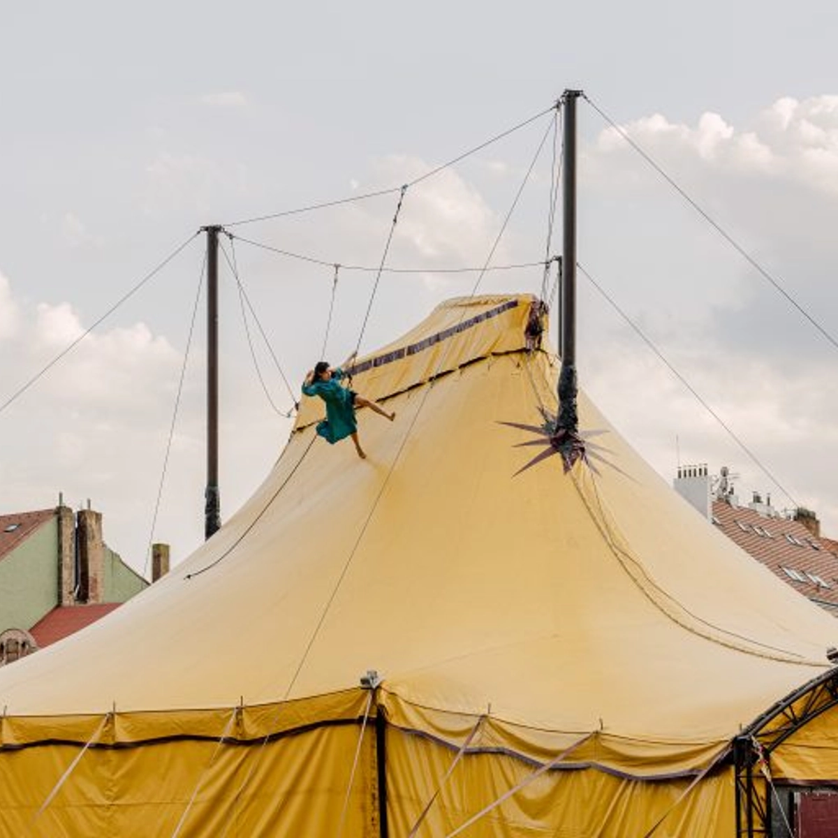 Open Air festival Arena založený Divadlem bratří Formanů nabízí přehlídku divadla, nového cirkusu, hudby a současné vizuální tvorby.