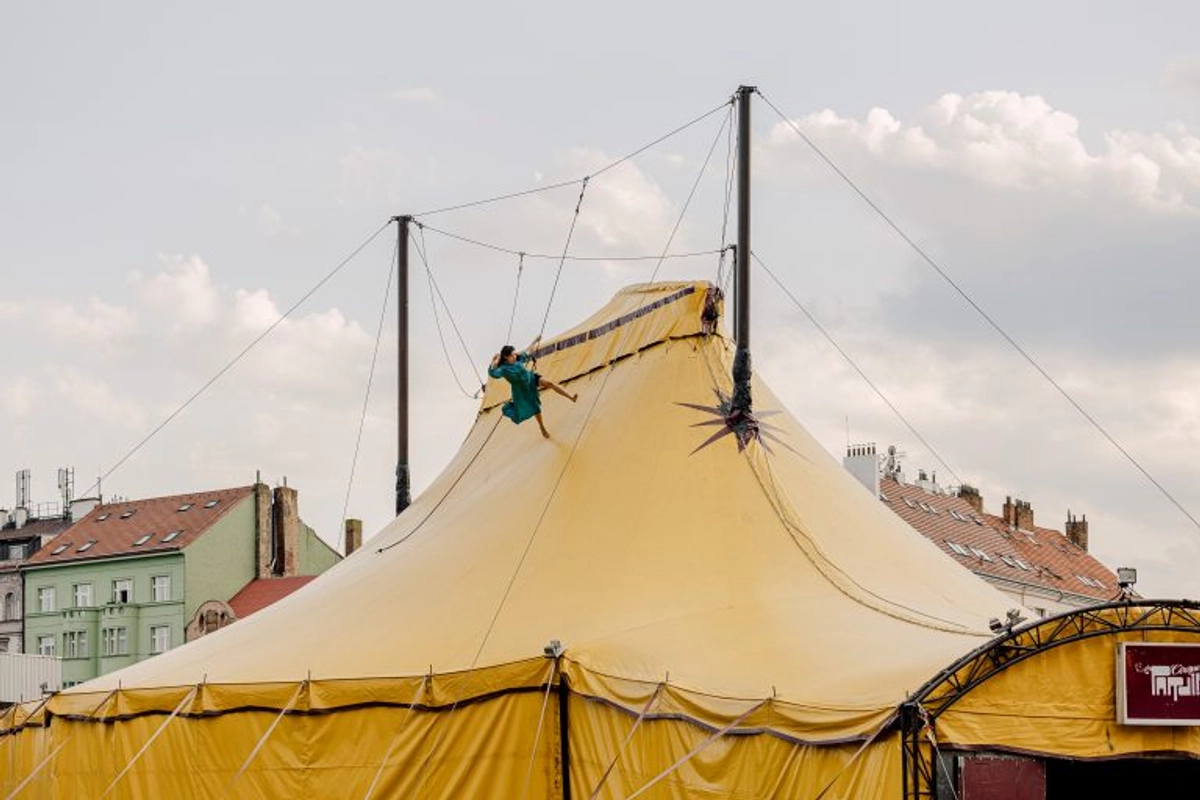 Open Air festival Arena založený Divadlem bratří Formanů nabízí přehlídku divadla, nového cirkusu, hudby a současné vizuální tvorby.