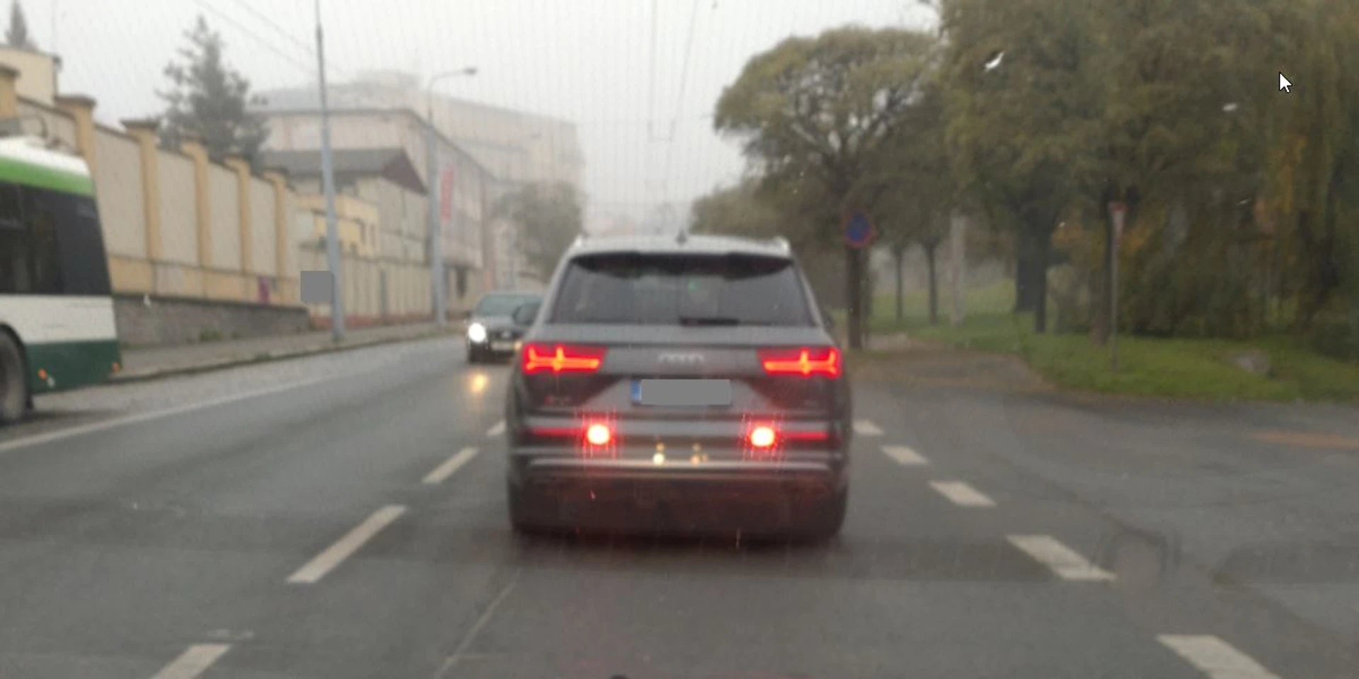 Auto s rozsvícenými mlhovými světly
