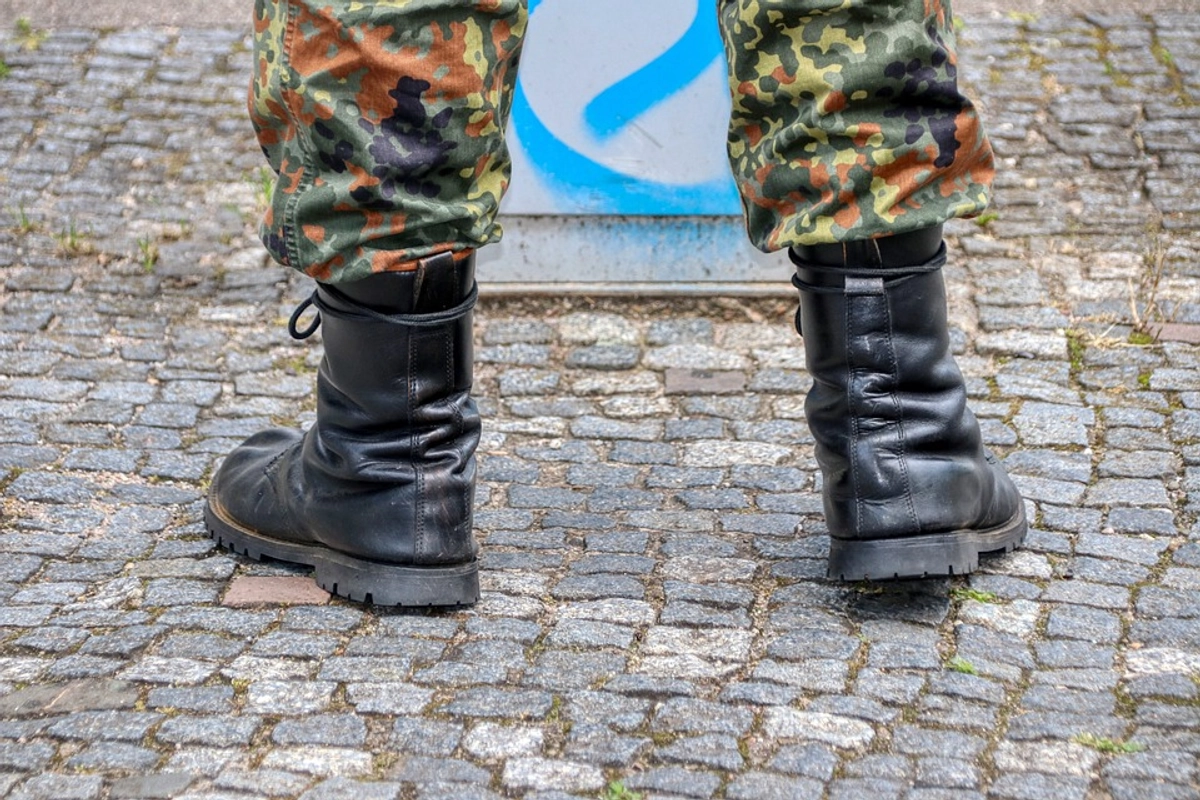 Češi na vojnu nechtějí. Armádě chybí peníze, kasárny i technika, říká bezpečnostní poradce Šándor