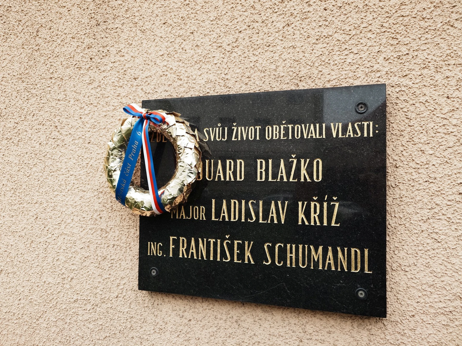 Pamětní deska na domě ve Studentské ulici