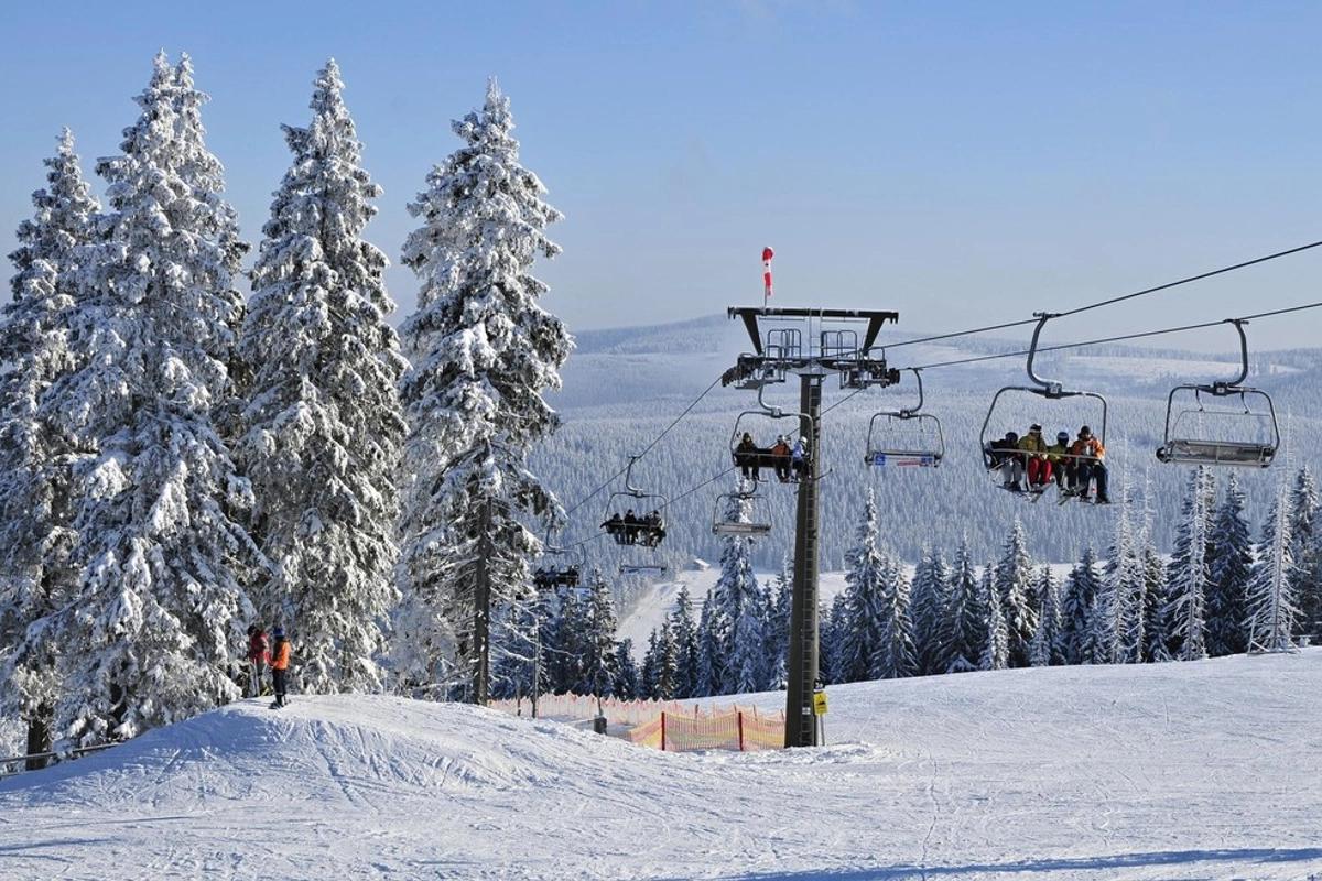 Teplé počasí kosí skiareály. Mimo provoz je polovina z nich