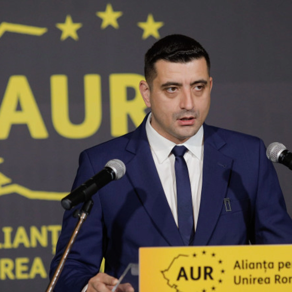 V Rumunsku o víkendu proběhlo první kolo opakovaných prezidentských voleb, ovládl je pravicový politik Simion. 
