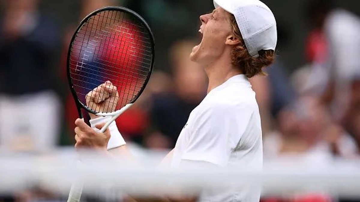 Wimbledon 2025 zná své vítěze – tenisový svět zažil velkolepé finále mužské dvouhry, ve kterém Jannik Sinner porazil Carlose Alcaraze a stal se historicky prvním italským šampionem na londýnské trávě