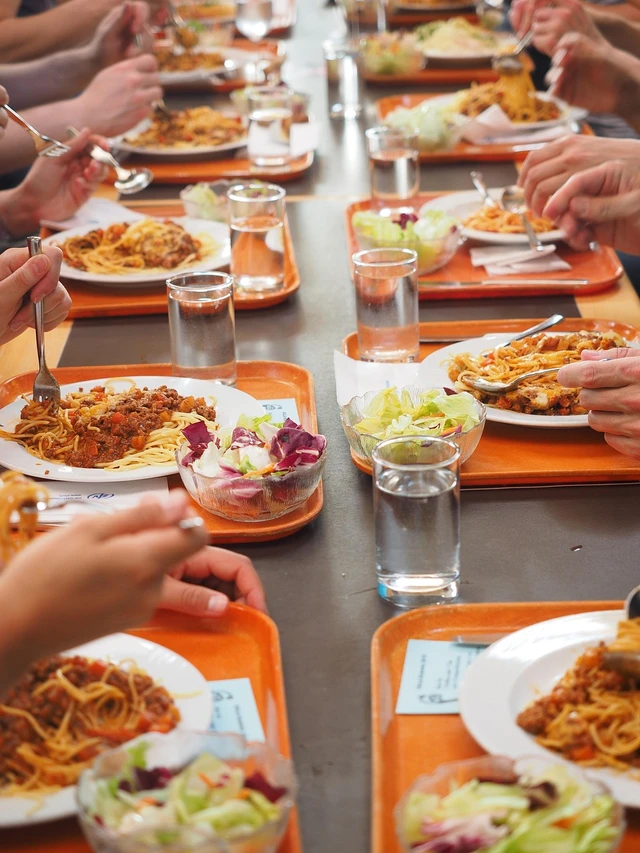 Vegani i muslimové, každý se ve škole svobodně nají
