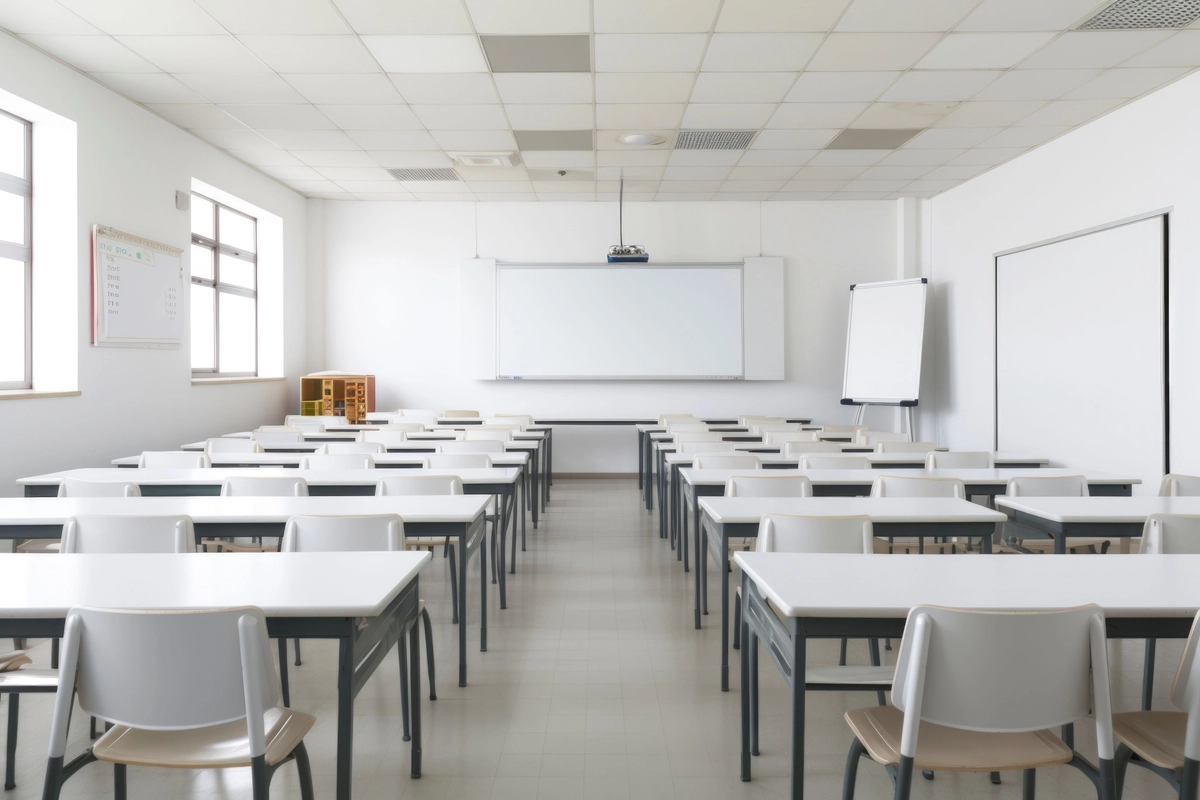 Středočeský kraj plánuje v Nymburce zrušit jednu třídu víceletého gymnázia a posílit čtyřletý obor, podobné změny se dějí v Královéhradeckém kraji