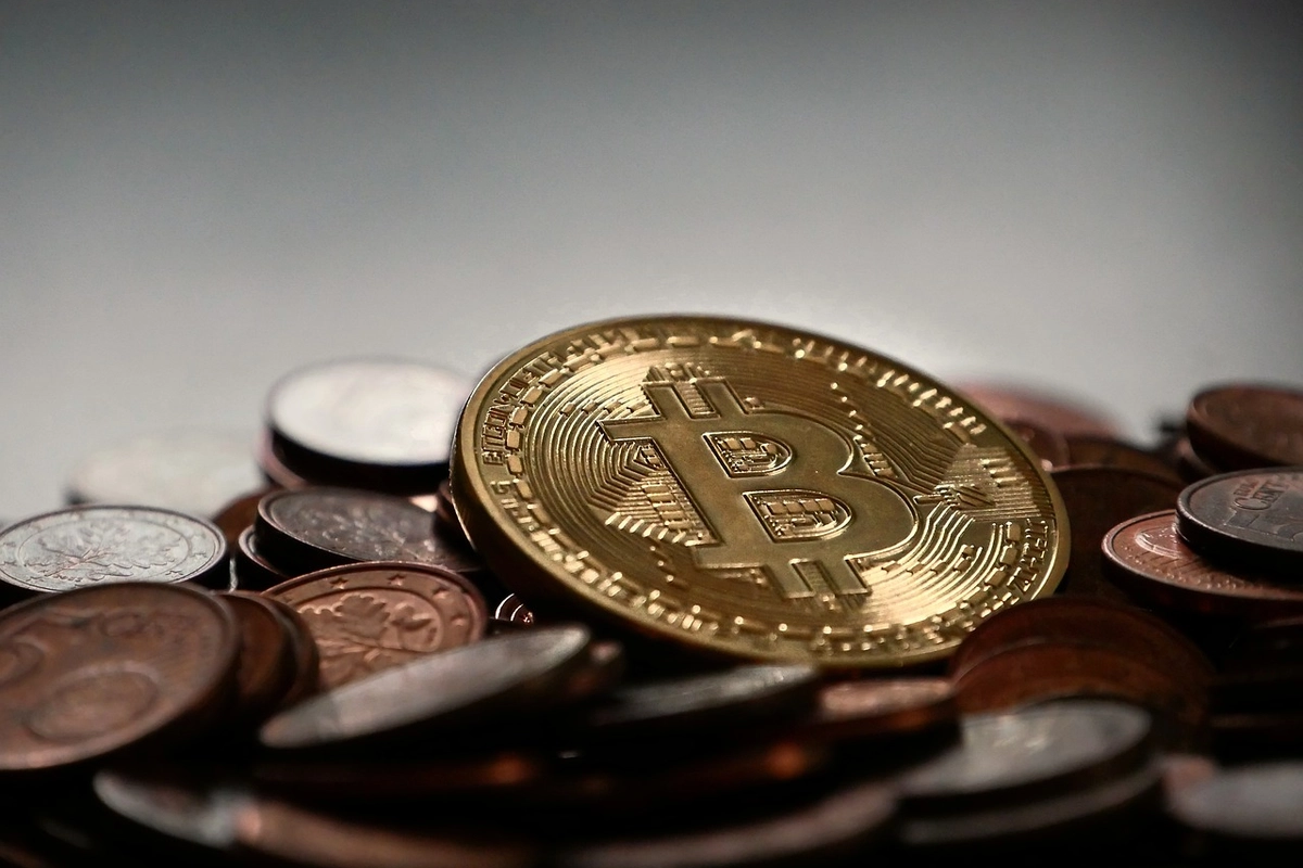 Bitcoin bude pro investory více dostupnější, říká ekonom Kovanda