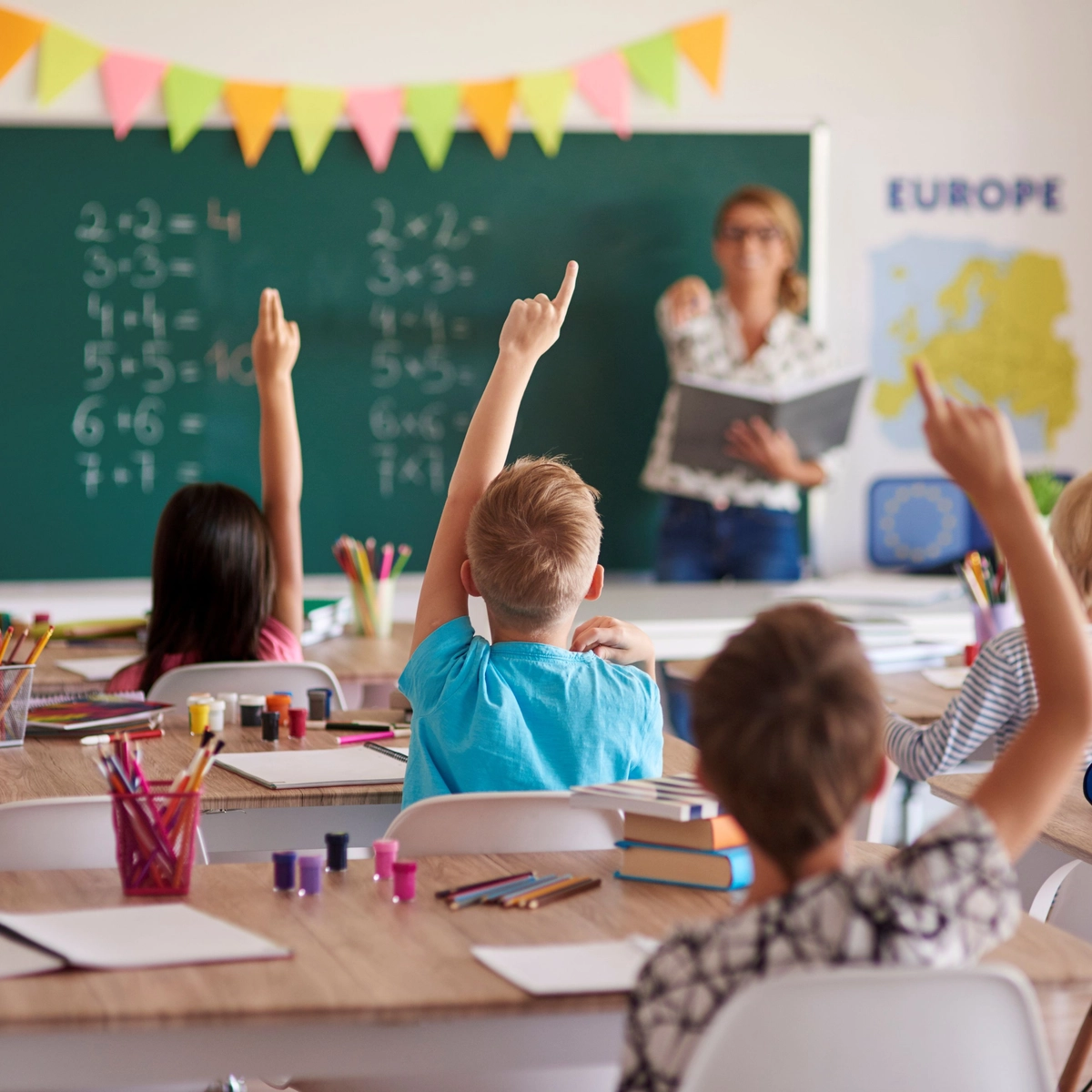 Školské odbory znovu kritizují plán, podle kterého mají platy školníků, kuchařek či uklízeček přejít z rozpočtu státu na kraje a obce