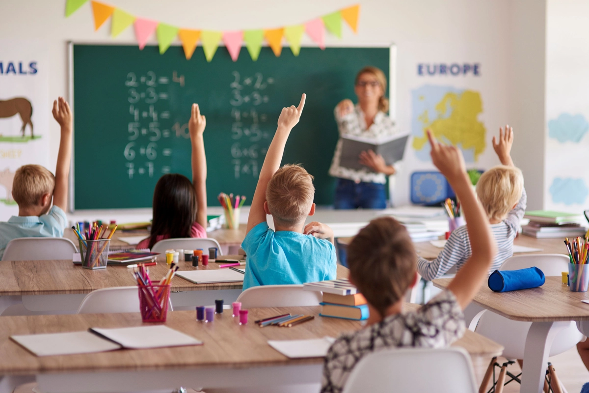 Školské odbory znovu kritizují plán, podle kterého mají platy školníků, kuchařek či uklízeček přejít z rozpočtu státu na kraje a obce