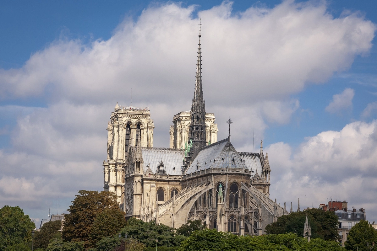  Notre-Dame má velkou spojitost s našimi dějinami. Vrací se do stavu, ve kterém ji lidé znali stovky let