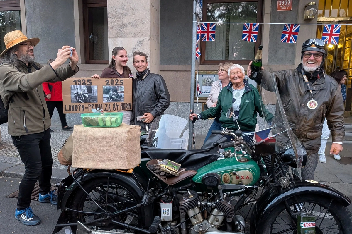 Historický motocykl BSA 770 se sidecarem zopakoval rekordní jízdu z Londýna do Prahy, jízdu Augustina Šulce napodobili jeho vnuk s pravnukem