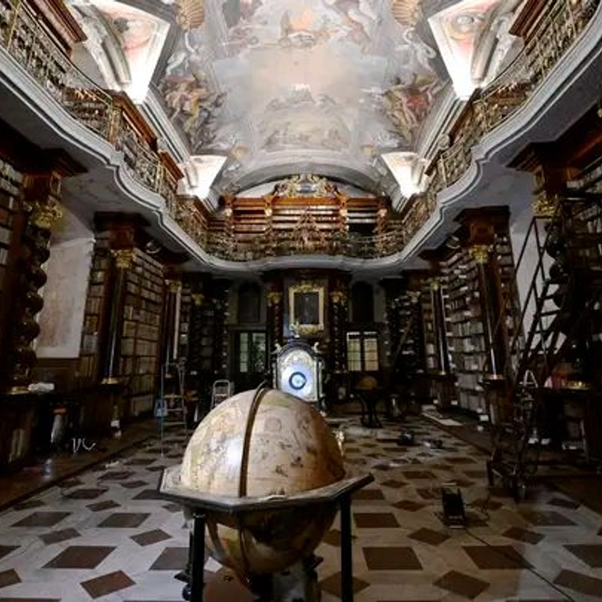 Nová kniha amerického spisovatele Dana Browna zavede čtenáře do pražských lokalit, jako je Klementinum, Staronová synagoga nebo kryt Folimanka.