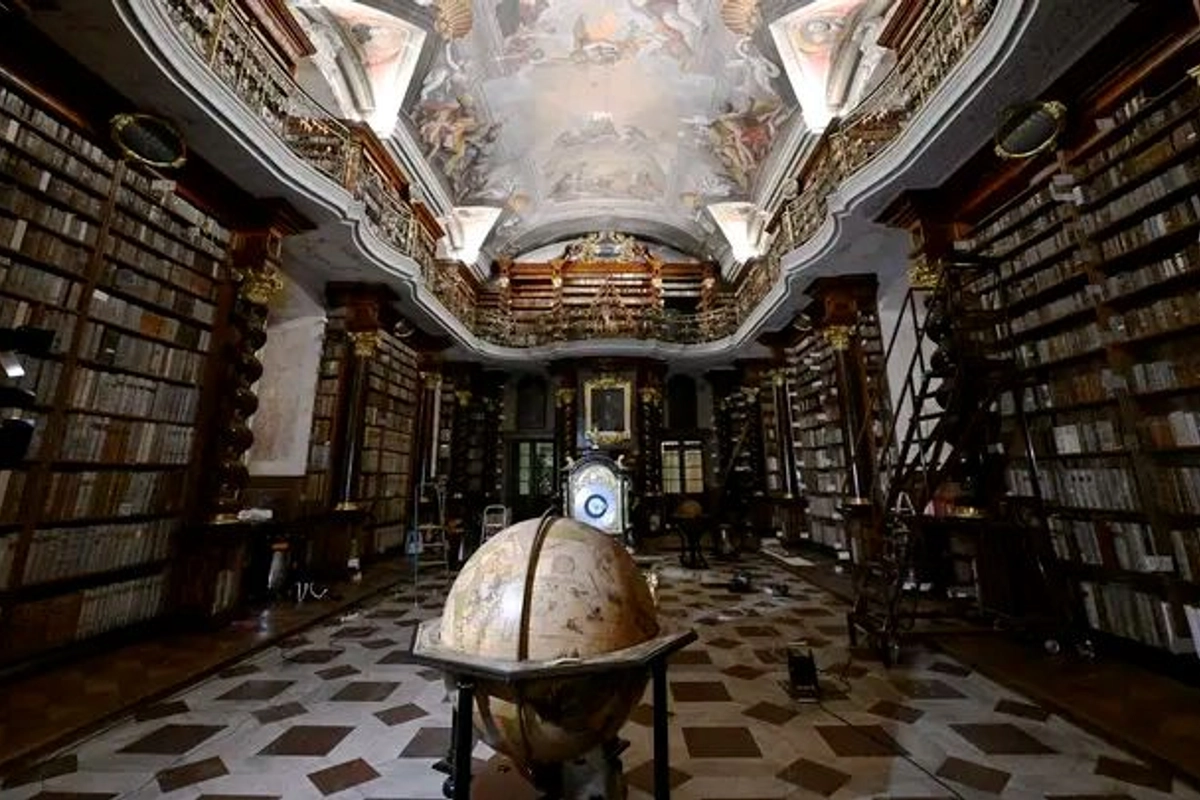 Nová kniha amerického spisovatele Dana Browna zavede čtenáře do pražských lokalit, jako je Klementinum, Staronová synagoga nebo kryt Folimanka.
