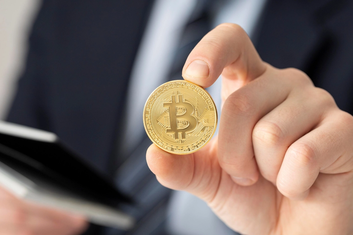 Bitcoin v únoru ztratil pětinu hodnoty. Stále patří k rizikovým aktivům, říká ekonom Skořepa