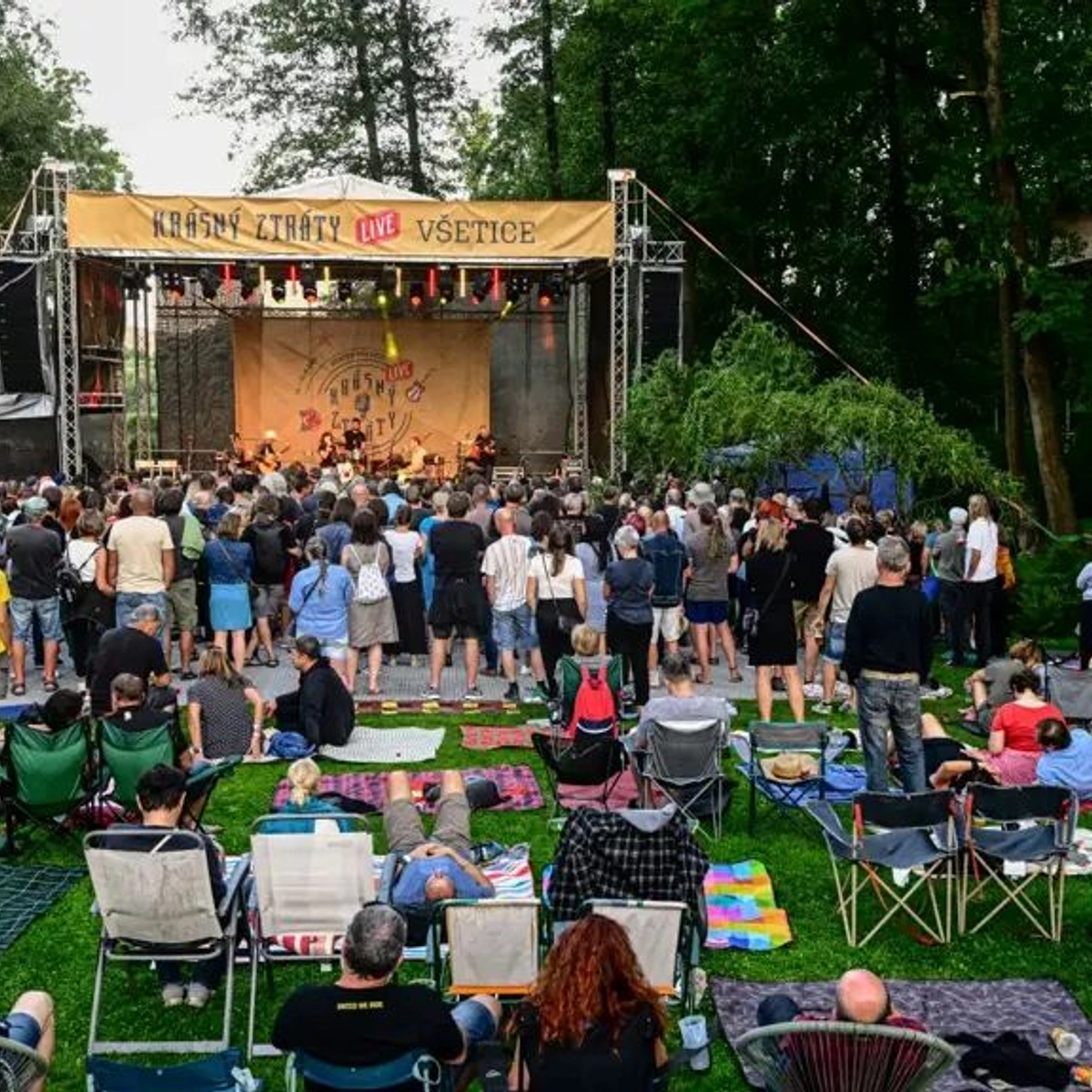 Statek ve Všeticích už dnes ožije hudbou, debatami i osobní atmosférou – začíná festival Krásný ztráty Live 2025