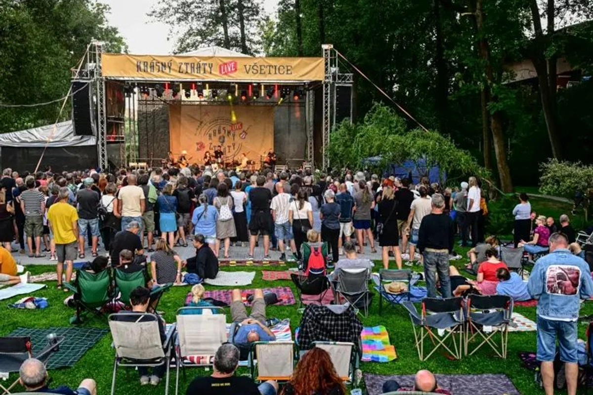 Statek ve Všeticích už dnes ožije hudbou, debatami i osobní atmosférou – začíná festival Krásný ztráty Live 2025