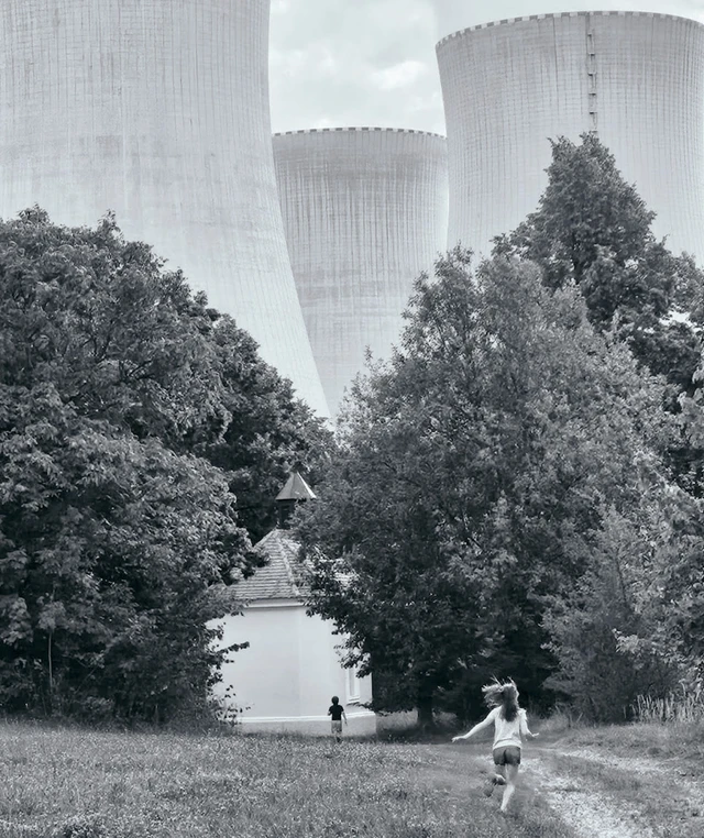 Děti běží k jaderné elektrárně