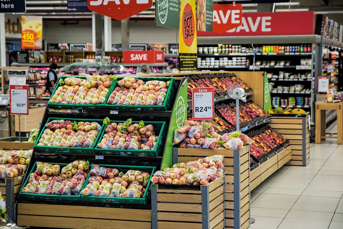 Za drahé potraviny může malá konkurence mezi dodavateli, říká ekonom