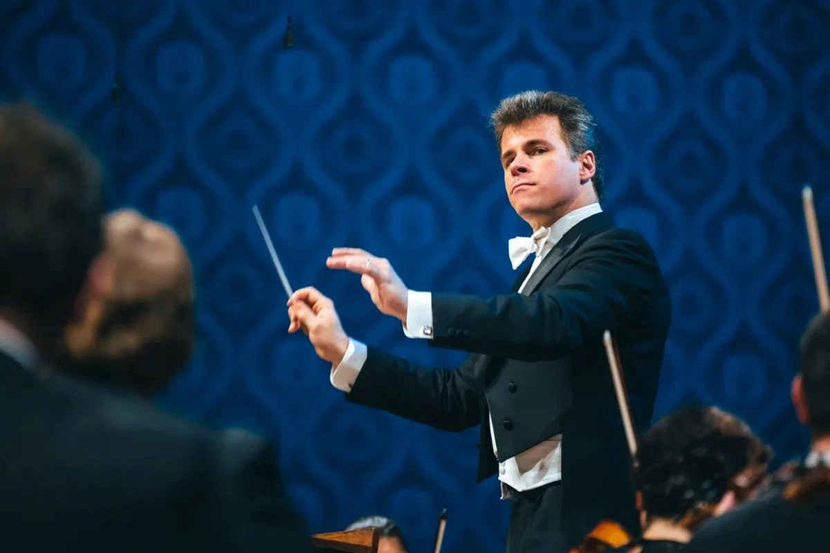 Novým šéfdirigentem a hudebním ředitelem České filharmonie bude od sezony 2028/2029 Jakub Hrůša