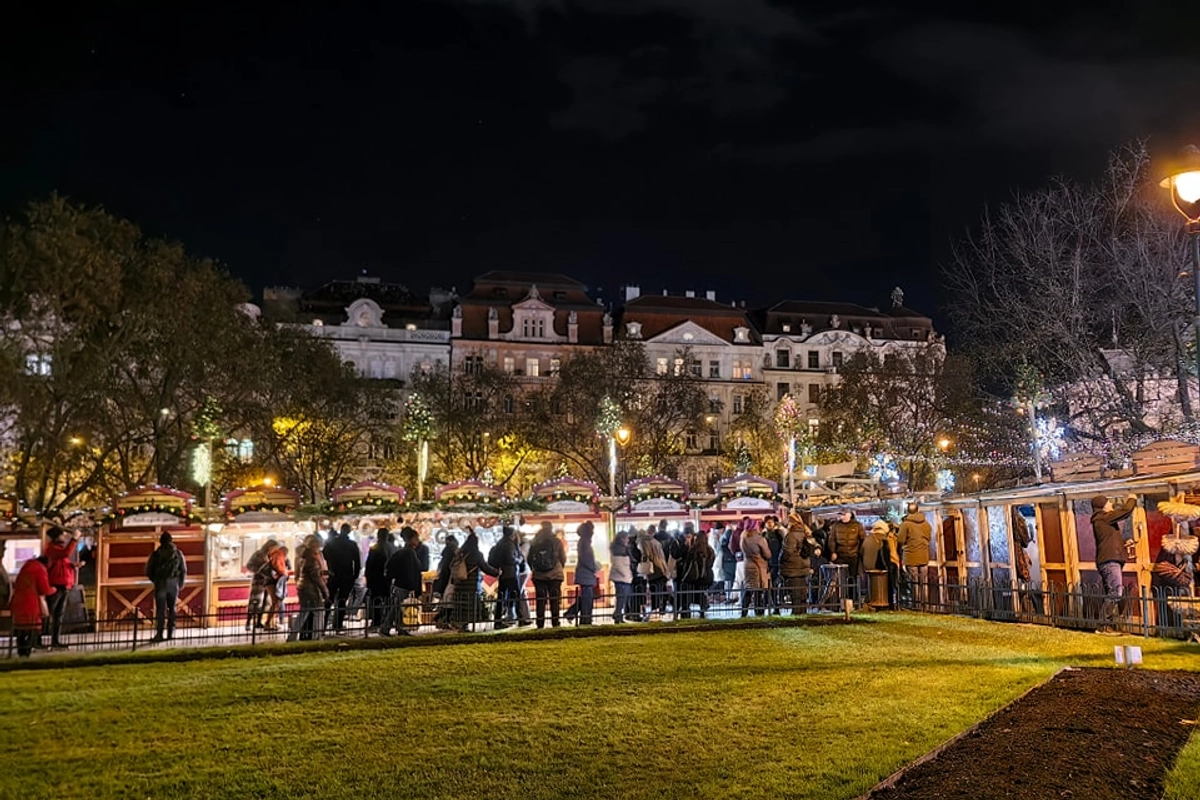 Svařák za stovku, langoš za 160 Kč. Během adventu lidé nemají hluboko do kapsy, podporují tak zdražování