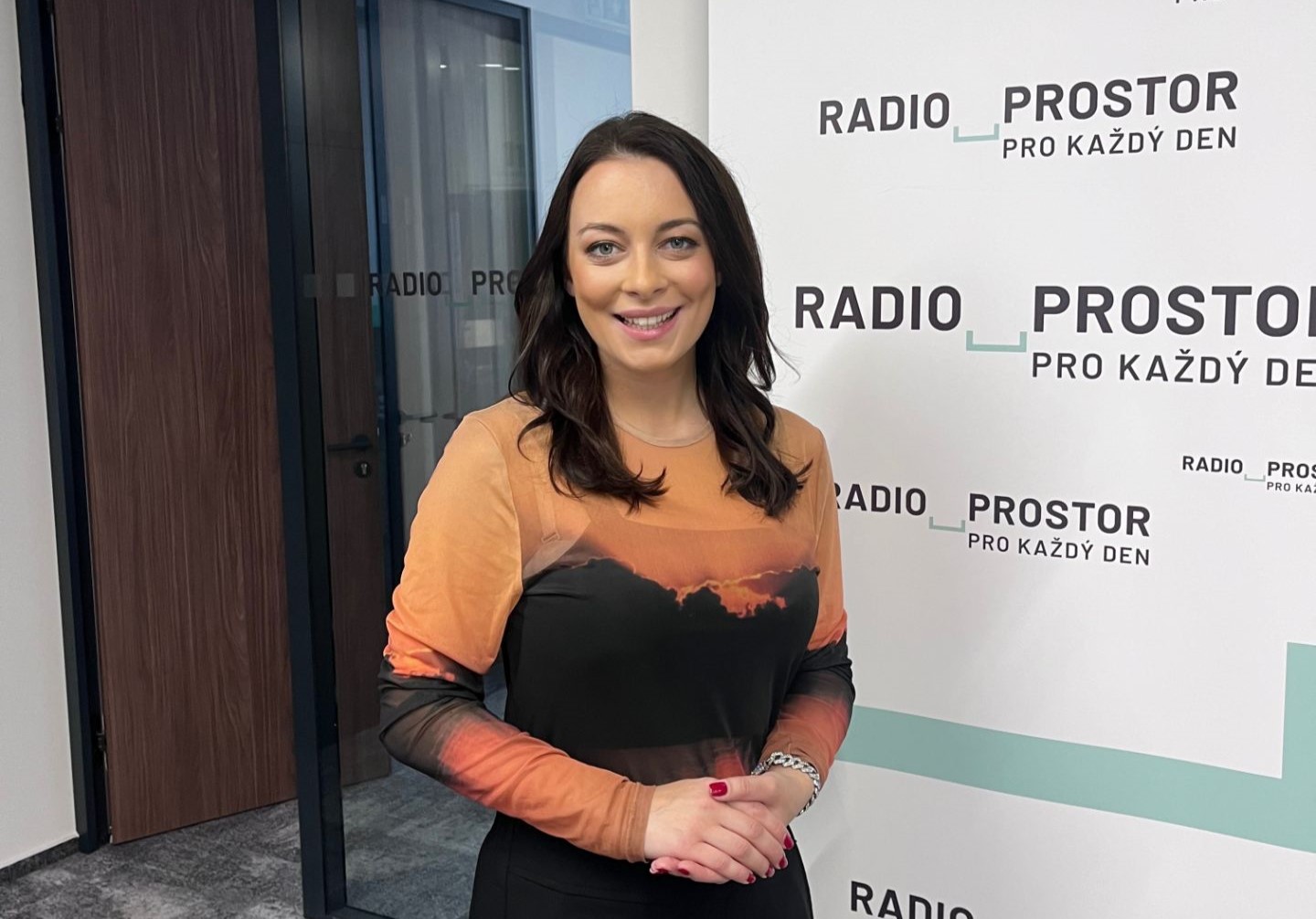 V TV se snažím nechat emoce v šuplíku. Mnohé věci obrečím až doma, říká ...