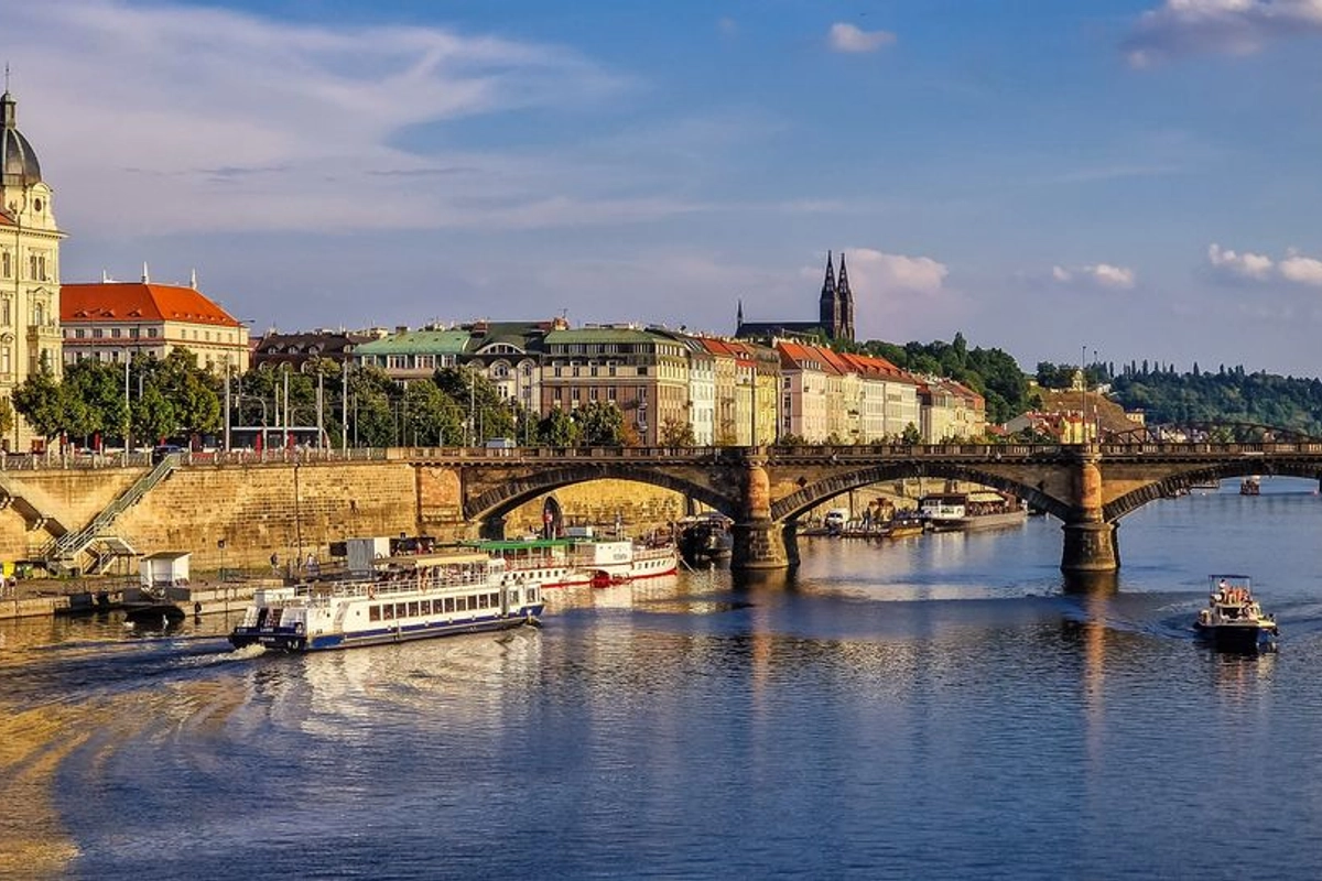 Praha otevřela náplavky, na Vltavu se vrátily lodě, fungují i přívozy