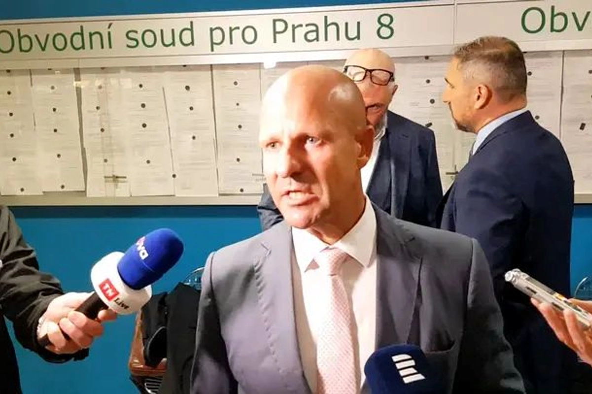 U Obvodního soudu pro Prahu 9 dnes začalo hlavní líčení v kauze Dozimetr. Vinu odmítli Hlubuček i Redl