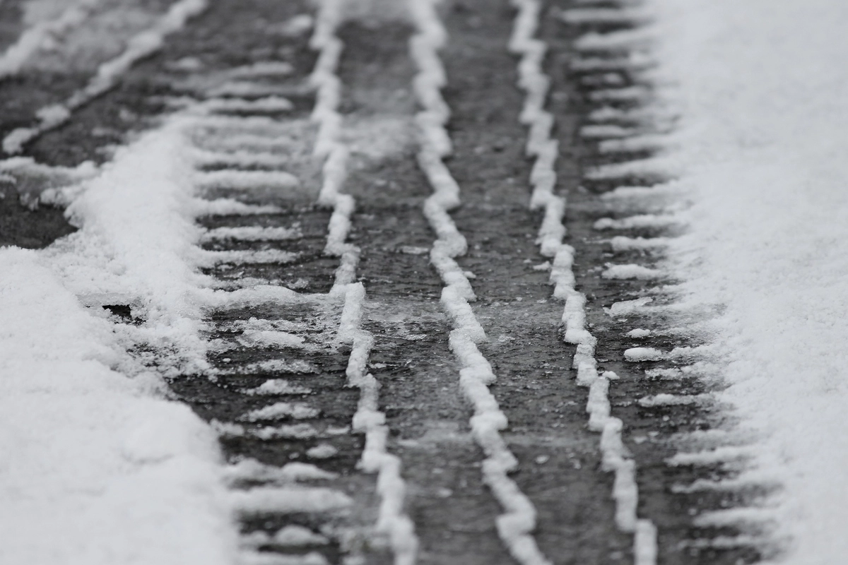 Jízda v mrazu? Půlka nádrže, deka a jídlo jsou nutností, radí mluvčí automotoklubu