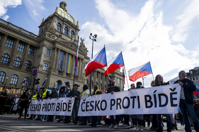 „Blbá nálada“ kráčí Českem a zmatení voliči SPOLU