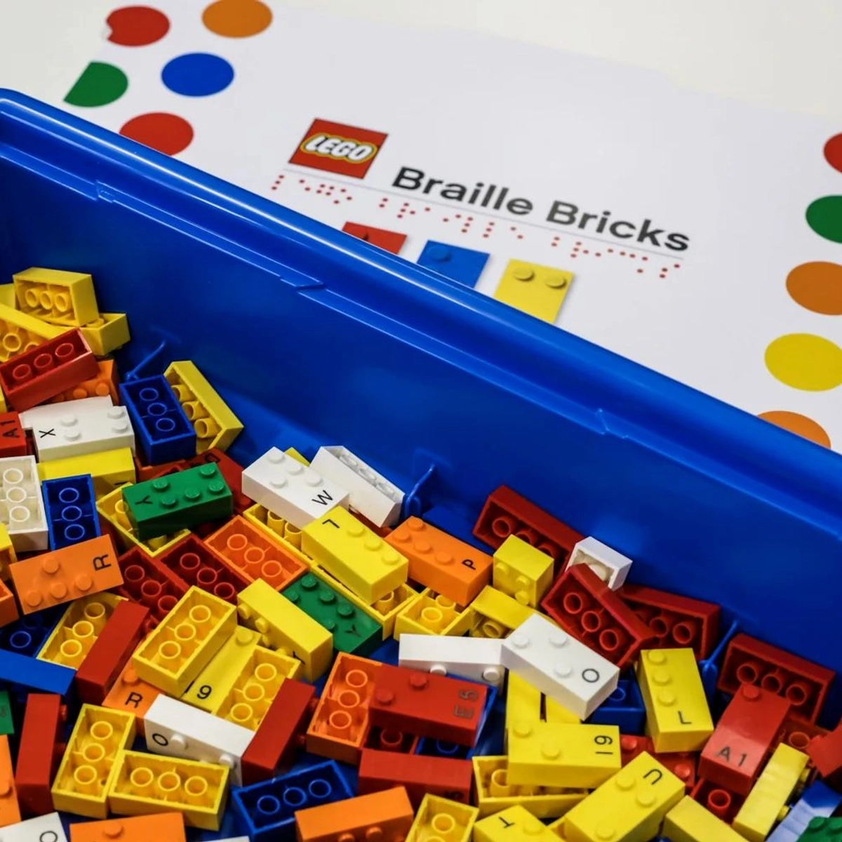 Vzdělávací pomůcka, která spojuje svět kostek LEGO s Braillovým písmem, přichází do České republiky