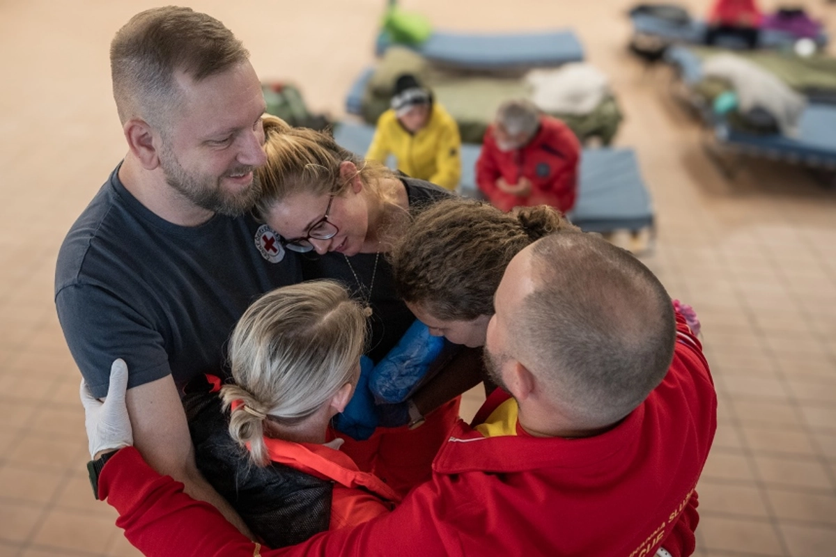 Třicet kamionů potravin nebo statisíce litrů vody. Neziskovky pomáhají zaplaveným domácnostem