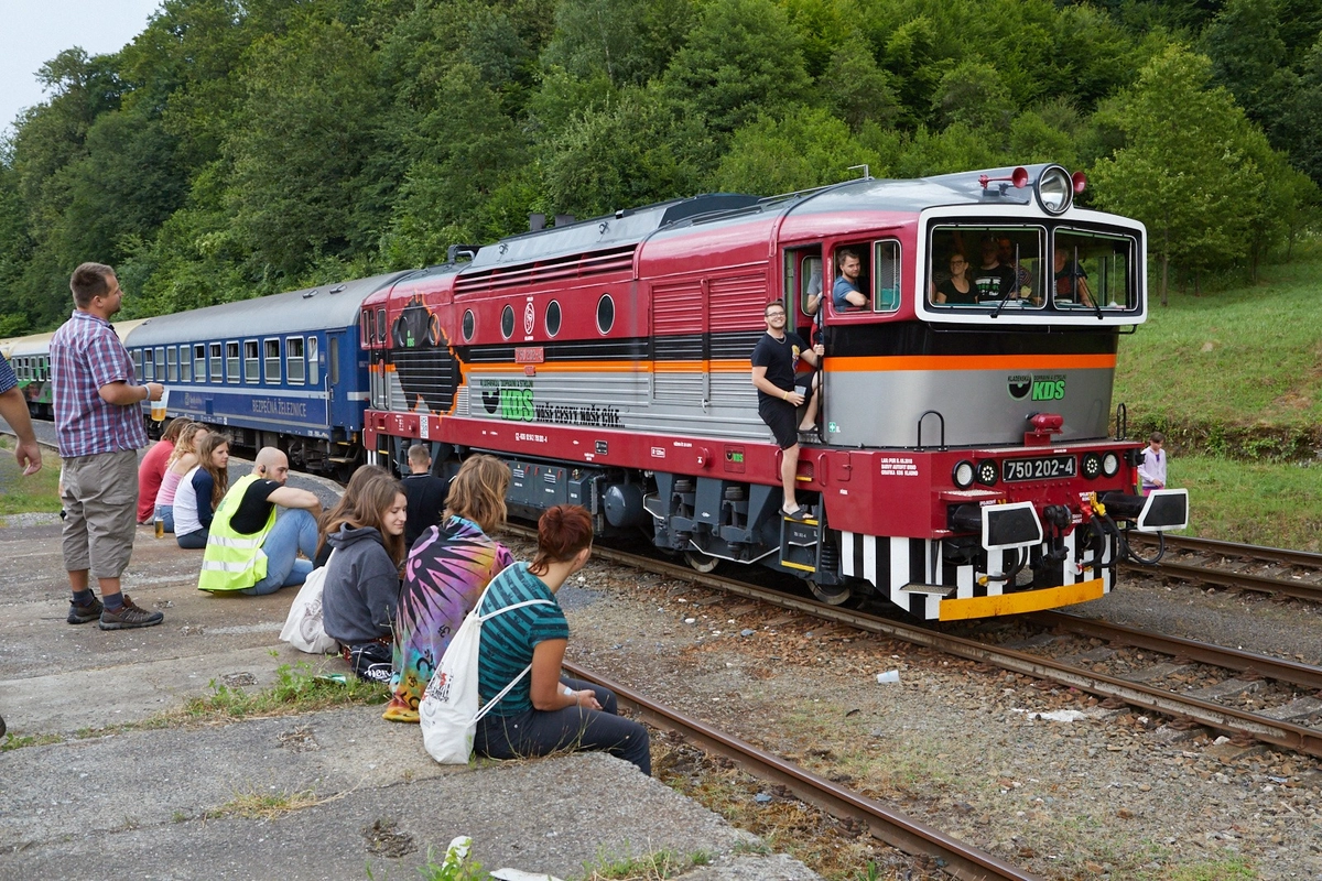 Poznávací cesty vlakem jsou slušný punk. Hlavní je držet si pivo