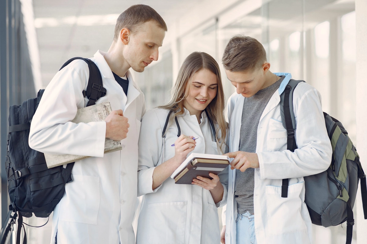 Nemocnice v Jablonci nad Nisou spustila letní chirurgickou akademii, kde si studenti medicíny mohou vyzkoušet práci chirurga v praxi