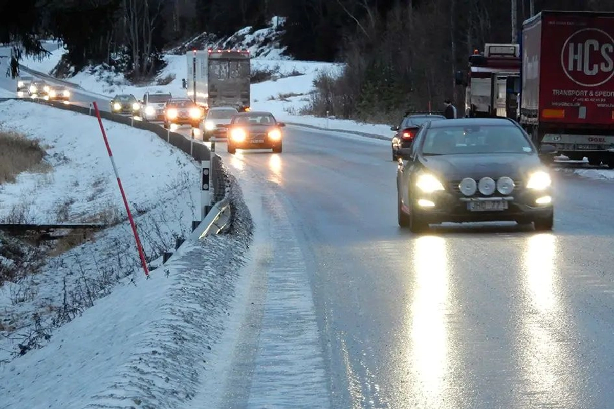 Silničáři pro nadcházející zimní sezonu připravili 55.000 tun soli, přes milion litrů solanky a 213 sypačů