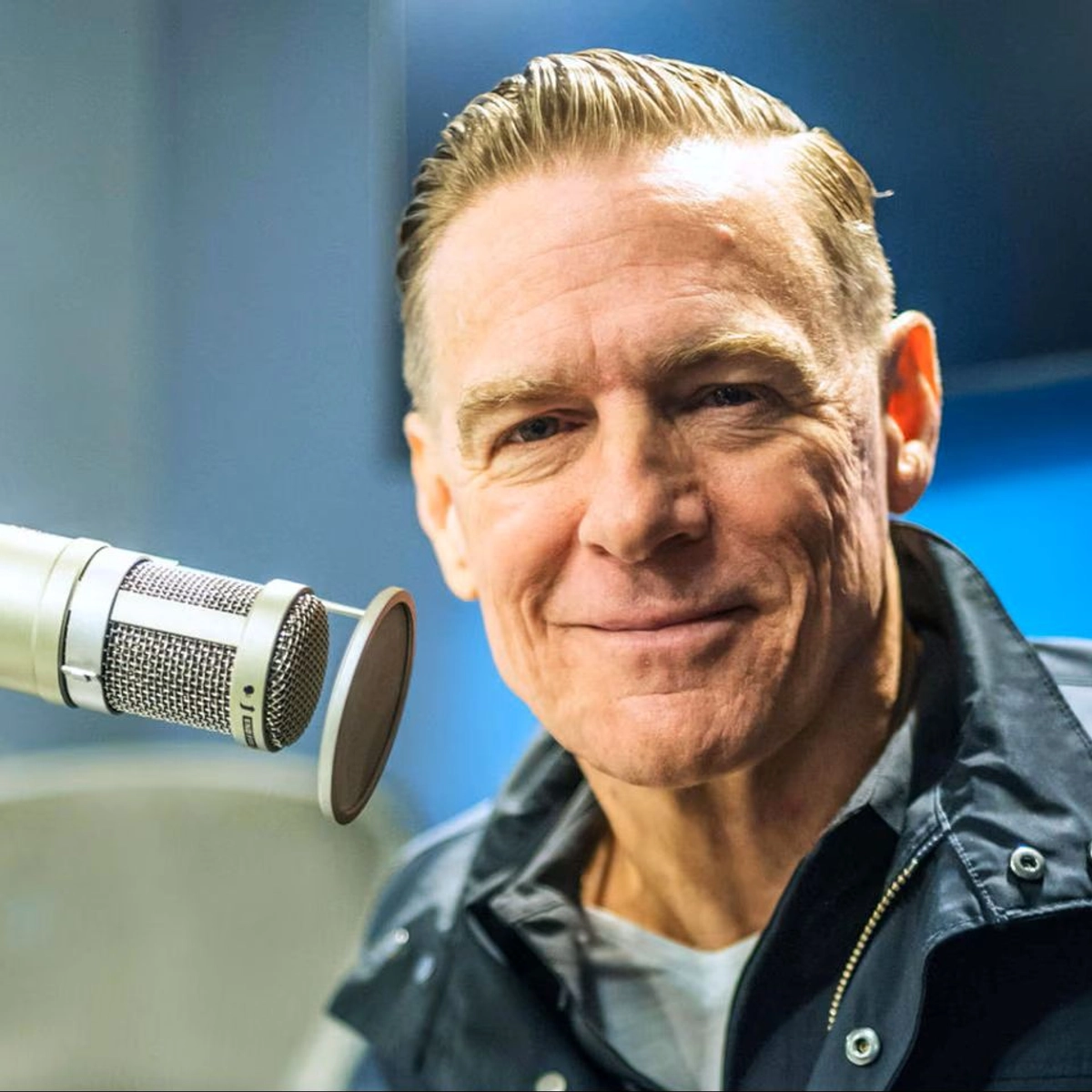 Kanadský zpěvák Bryan Adams dnes slaví 66. narozeniny