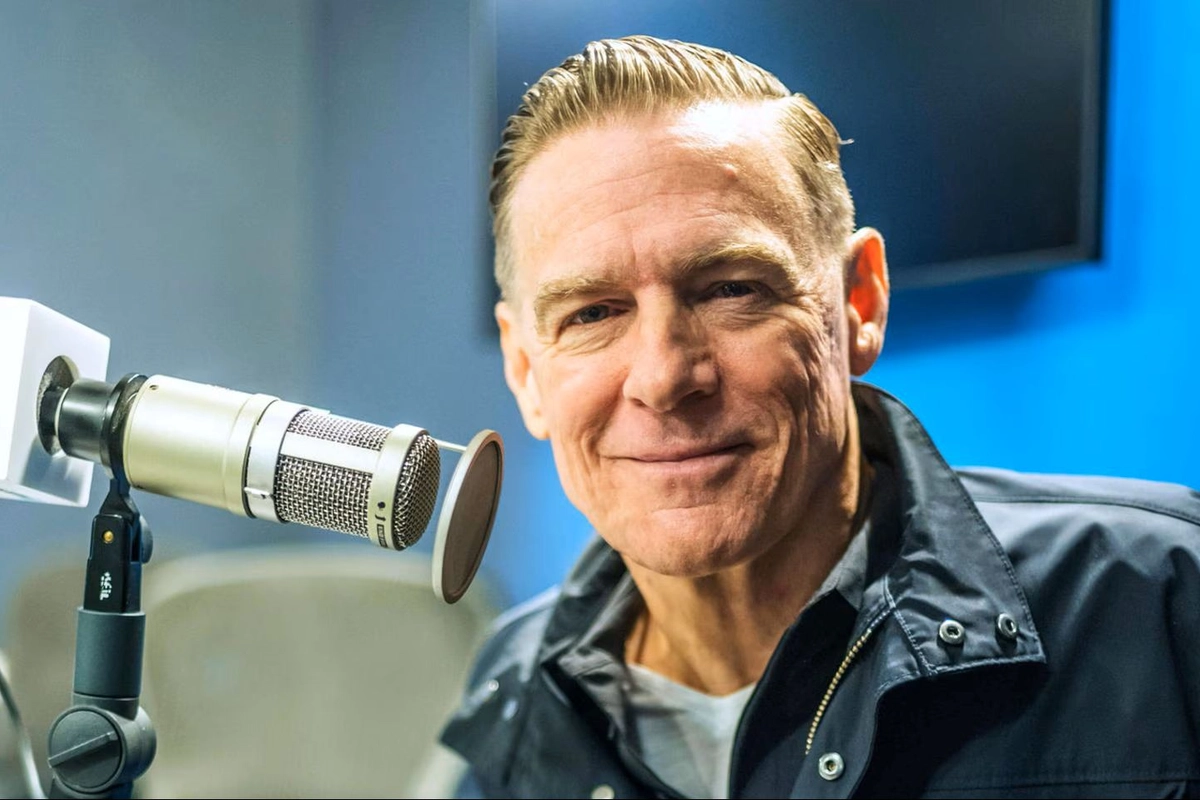 Kanadský zpěvák Bryan Adams dnes slaví 66. narozeniny