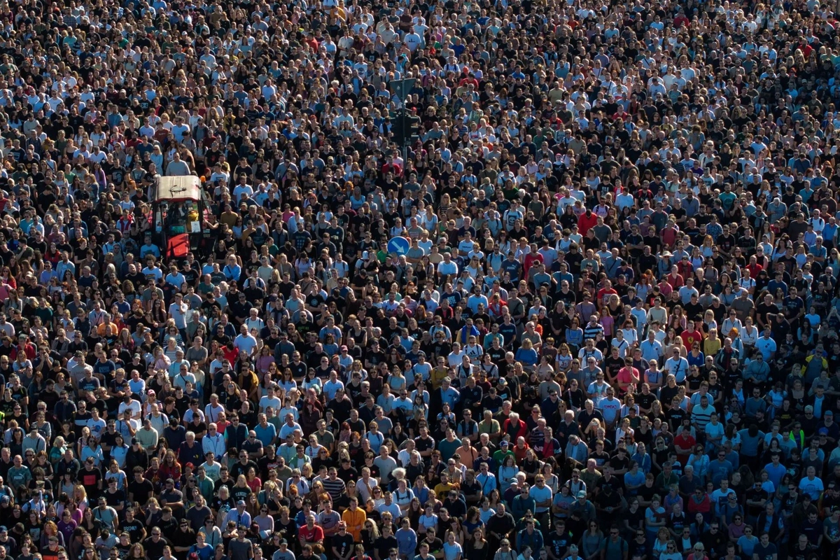 Rok od tragédie v Novém Sadu se nezměnilo skoro nic, protesty jsou čím dál masivnější. Říká Balkanista Novosad